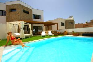 The swimming pool at or close to Villa Amadores n4