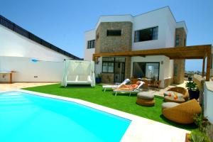 The swimming pool at or close to Villa Amadores n4