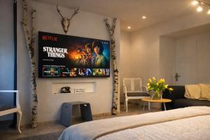a bedroom with a movie poster on the wall at Wildblick Appartment Hof Grindelborn in Mürlenbach