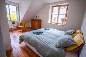 a bedroom with a bed with two towels on it at La Pépite in Margut