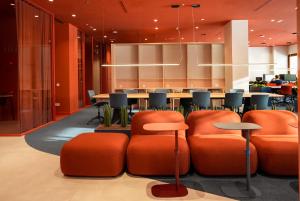 ein Konferenzraum mit orangefarbenen Stühlen und einem Tisch in der Unterkunft Kora Lluna in Valencia