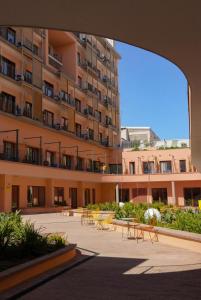 ein großes Gebäude mit Tischen und Stühlen in einem Innenhof in der Unterkunft Kora Lluna in Valencia