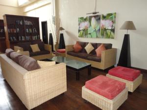 una sala de estar con sofás y reposapiés en Ocean Villas Apart Hotel by Ocean Hospitality, en Grand Baie