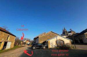 a picture of a car parked in front of a house at "Le Cabanon" chambre d'hôte in Avioth