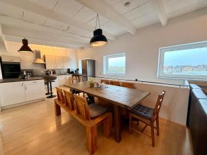 a kitchen and dining room with a wooden table and chairs at Spektakuläres Turm-Loft mit Aussicht in Braunschweig