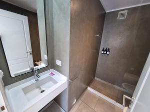 a bathroom with a sink and a shower at Espectacular departamento en Palermo in Buenos Aires +82 photos