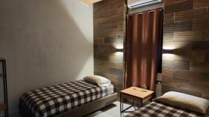 ein kleines Schlafzimmer mit zwei Betten und einem Tisch in der Unterkunft Los Diques in Agua Dulce
