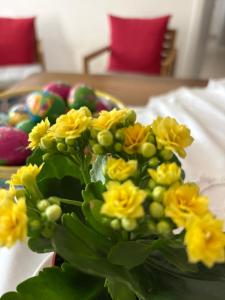 un vaso pieno di fiori gialli su un tavolo di Corte Monfardina ad Adria Altre 22 foto