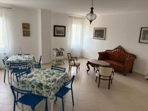 un soggiorno con due tavoli e un divano di Corte Monfardina ad Adria