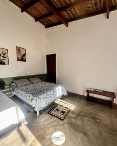 a bedroom with a bed and a table at Villa Dona Jaca - Cabana 2 in Socorro