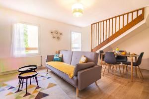 a living room with a couch and a table at Maison Duplex Collection, in Limoges