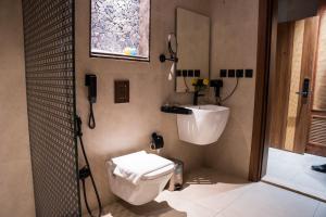 a bathroom with a toilet and a sink at فندق جولدن بلكون-Golden Balcony Hotel in Abha +42 photos