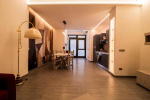 a kitchen and dining room with a table and chairs at Casa Peppina in Gubbio