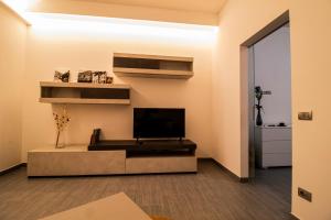 a living room with a tv and a couch at Casa Peppina in Gubbio