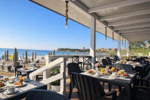 a restaurant with a view of the ocean at B&B Capo Rizzuto Armenes in Capo Rizzuto