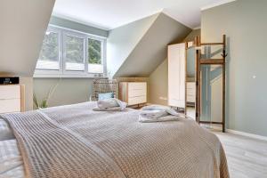 a bedroom with a bed with two towels on it at FeHa Windspiel in Loddin