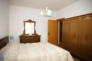 a bedroom with a bed and a dresser and a mirror at Alta Marea in Fossacesia