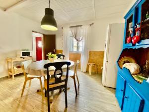 a kitchen and dining room with a table and chairs at Casa dos chocalhos-Piscina-Perto Praia Fluvial-Vista incrível e sossego in Mértola