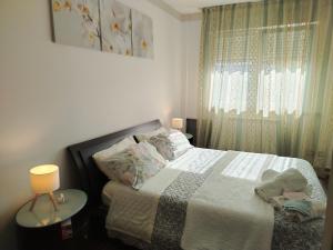 ein Schlafzimmer mit einem Bett und einem Fenster in der Unterkunft Casa Malignani in Lunghezza