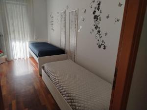 ein Schlafzimmer mit zwei Betten in einem Zimmer in der Unterkunft Casa Malignani in Lunghezza