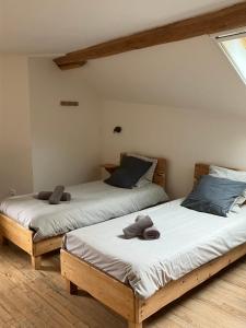 two beds sitting next to each other in a room at Yak Avenir in Aiguilles