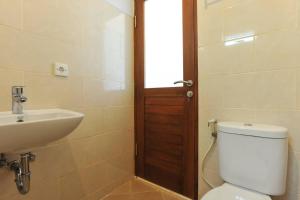 un bagno con un water e un lavandino di UmahOde Bali a Nusa Dua