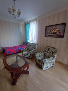 a living room with two chairs and a coffee table at MERE Apartment in Sillamäe