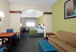 a hotel room with a bed and a couch at Best Western Plus Miami-Doral/Dolphin Mall in Miami +12 photos
