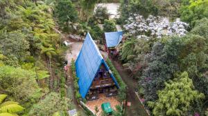 an overhead view of a house with a blue roof at cabaña master familiar in San Antonio de Pereira