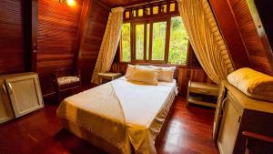 a bedroom with a bed and a window at cabaña master familiar in San Antonio de Pereira