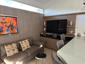 ein Wohnzimmer mit Sofa und Flachbildfernseher in der Unterkunft Los Diques in Agua Dulce