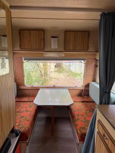 a small room with a table and a window at Tinyhaus am Flughafen, der DLR und ESA in Cologne