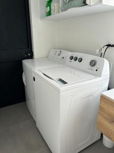 a white washer and dryer in a room at Casa Eucalipto in Chachagua
