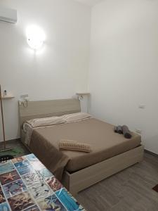 a bedroom with a bed and a table at Casa vacanza Monoboito in Quartu SantʼElena