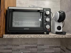 a toaster oven sitting on a counter next to a blender at Casa vacanza Monoboito in Quartu SantʼElena