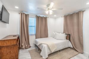 a bedroom with a bed and a ceiling fan at Noel Real Estate in Naples