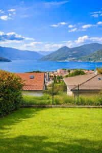 a view of a large body of water with houses at Residenz Ai Ronchi in Germignaga