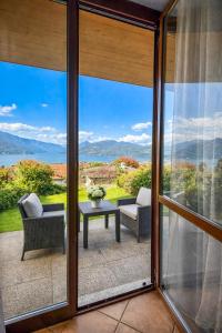 a balcony with a table and chairs and a view at Residenz Ai Ronchi in Germignaga