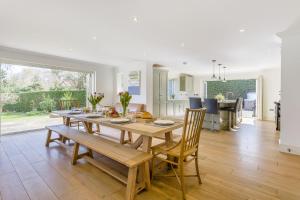 a dining room and living room with a table and chairs at 5 Bed in Walberswick oc-hlwal in Walberswick