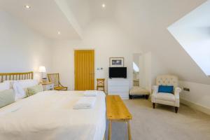 a large bedroom with a large bed and a television at 5 Bed in Walberswick oc-hlwal in Walberswick