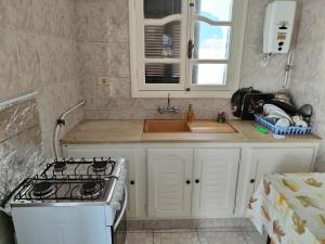 a kitchen with a stove and a sink at Studio ANDALOUS in Mahdia