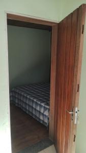 a small closet with a bed in a room at Cabana in Santo Antônio do Pinhal