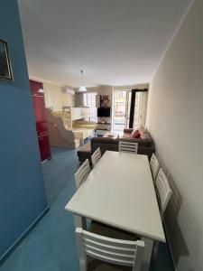 a living room with a white table and chairs at Aldi APARTMENTS in Lezhë