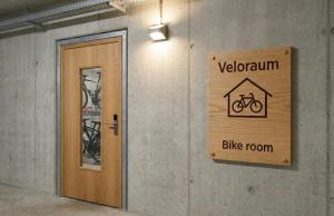 a bike room sign on a wall next to a door at Privatzimmer 300m zur S-Bahn Jona in Rapperswil-Jona