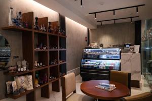 a room with a table and a large television at Hotel Catedral in Mexico City