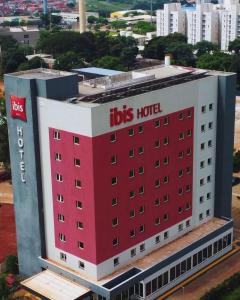a building with the hicks hotel on top of it at ibis Tatui in Tatuí