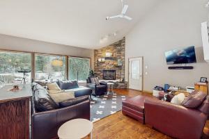 a living room with leather furniture and a fireplace at Leavenworth Mountain, Golf Course, 3br 4 ba in Leavenworth