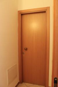 バルドリーノにあるStella Angelaの部屋の角の木製ドア