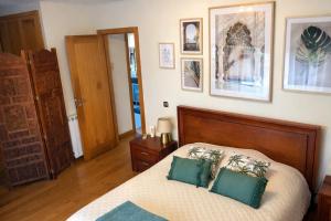 a bedroom with a bed with green pillows at Oporto Beach Apartment in Vila Nova de Gaia