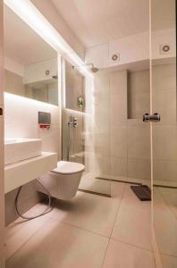 ein Badezimmer mit Dusche, Toilette und Waschbecken in der Unterkunft Sappho Studios in Mytilini + 44 Fotos